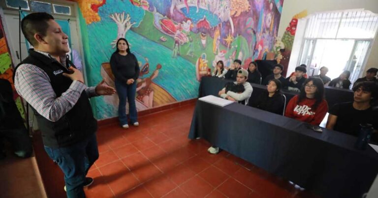 Promoción de Participa Saltillo frente a estudiantes de la Universidad Carolina.