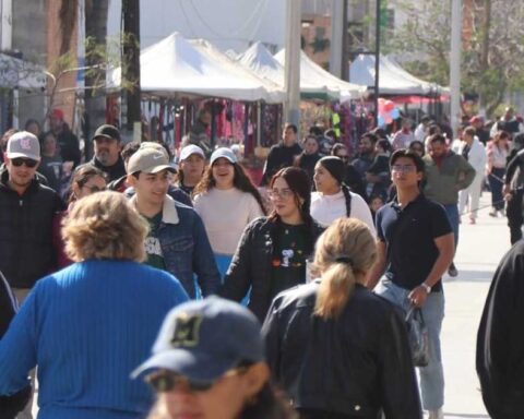 Personas durante el Paseo Colón en Torreón.