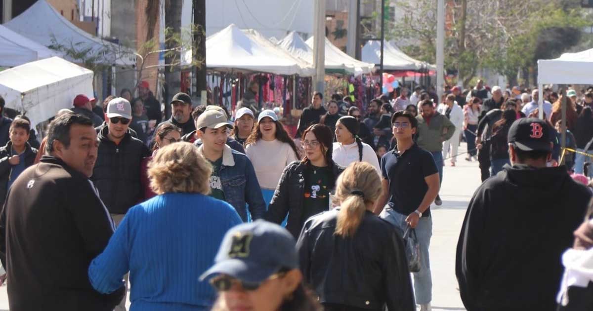 Personas durante el Paseo Colón en Torreón.