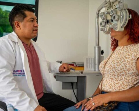 Médico atendiendo a una mujer como parte del programa Amor en Movimiento en Saltillo.