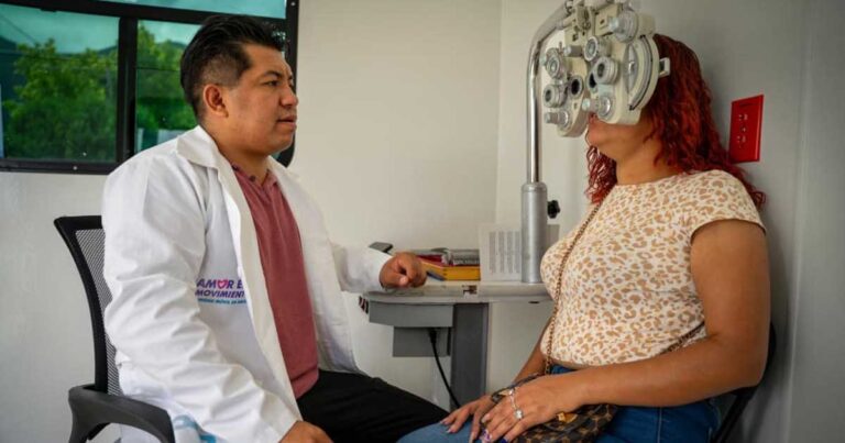 Médico atendiendo a una mujer como parte del programa Amor en Movimiento en Saltillo.