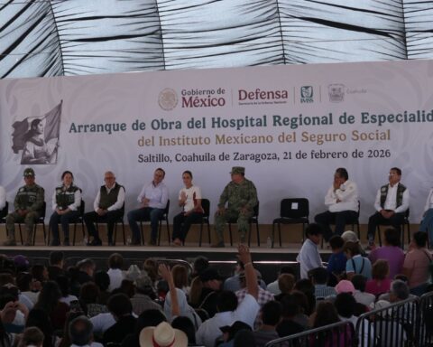 Funcionarios durante el arranque de obra del Hospital Regional del IMSS en Saltillo.