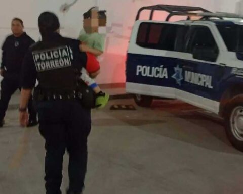 Policías cargando a niño que deambulaba en Torreón.