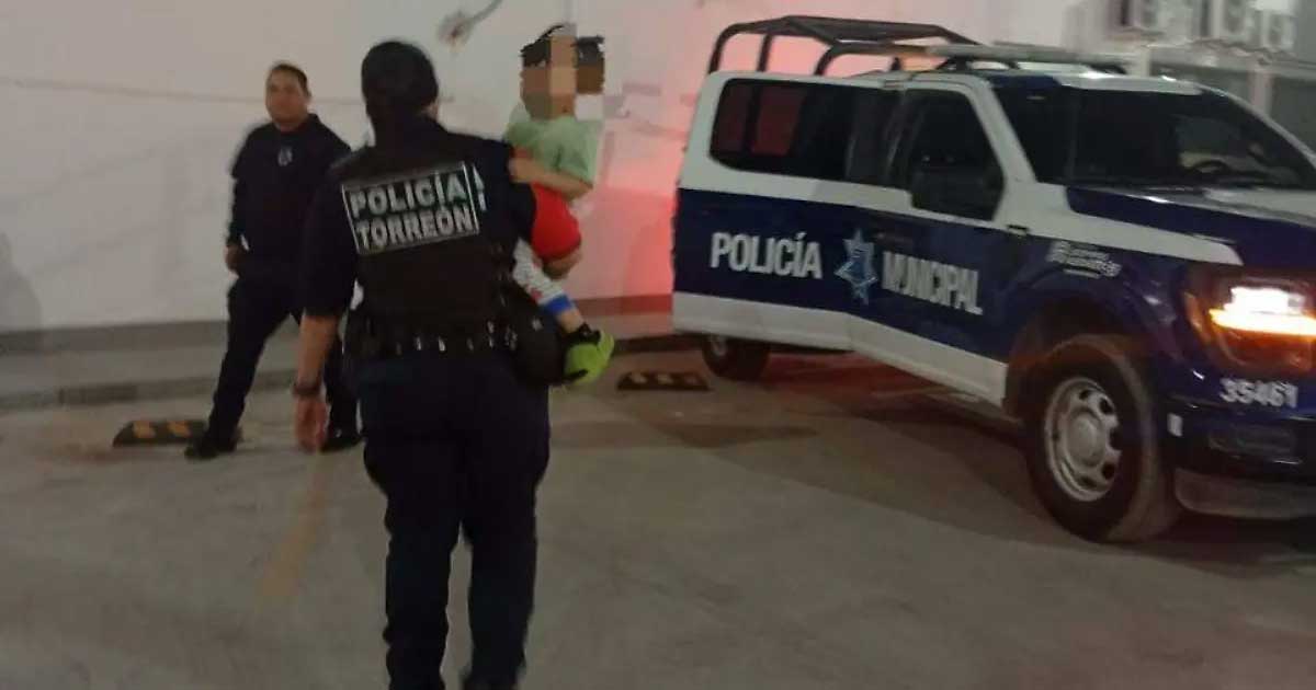 Policías cargando a niño que deambulaba en Torreón.