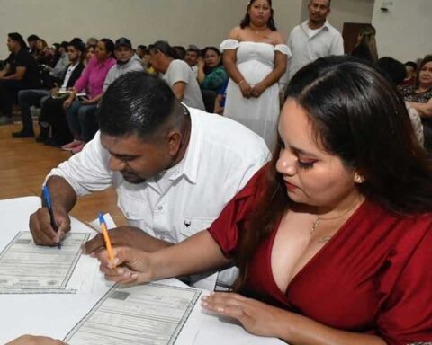 Parejas contrayendo matrimonio en las Bodas Comunitarias en Monclova.