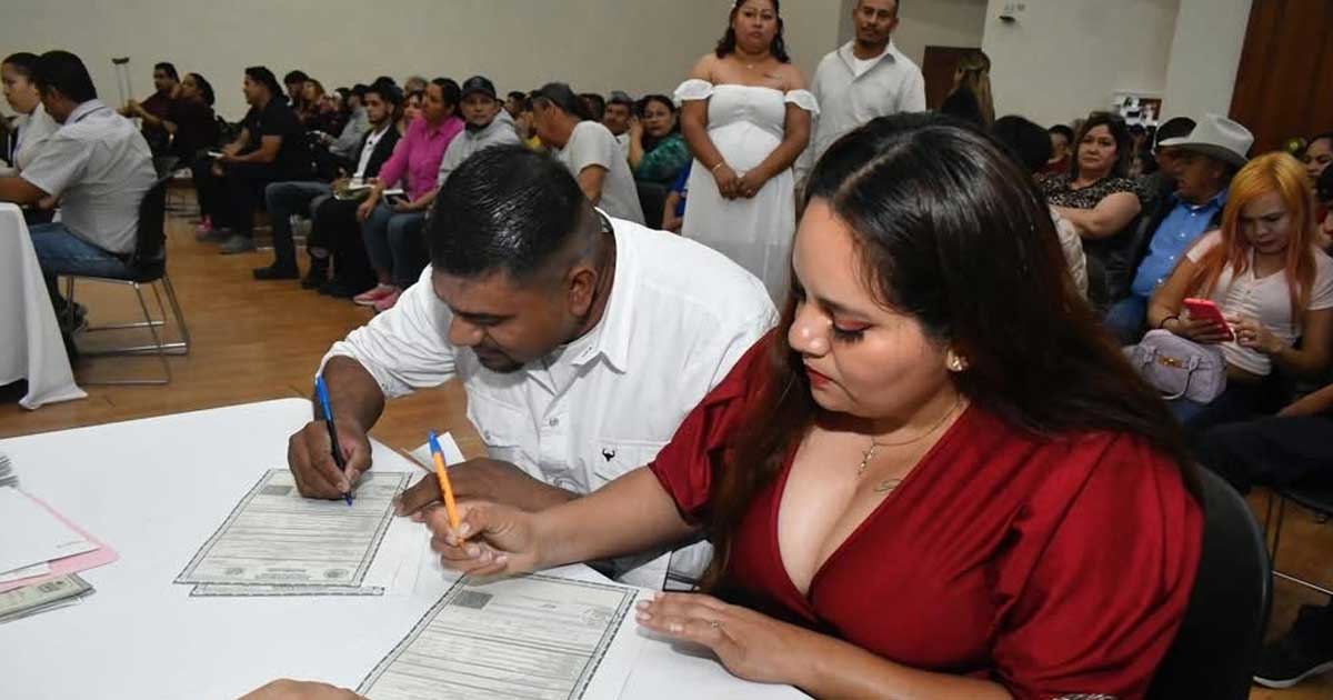 Parejas contrayendo matrimonio en las Bodas Comunitarias en Monclova.