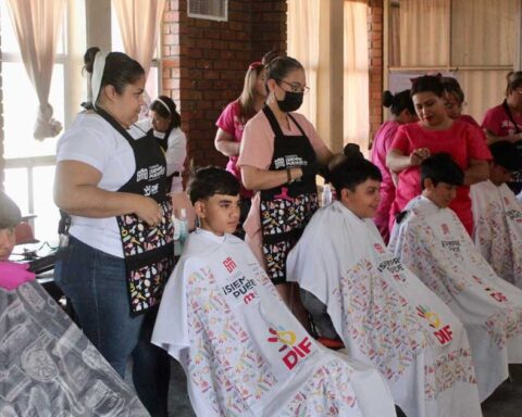 Alumnas de los talleres del DIF Torreón realizando cortes de cabello.