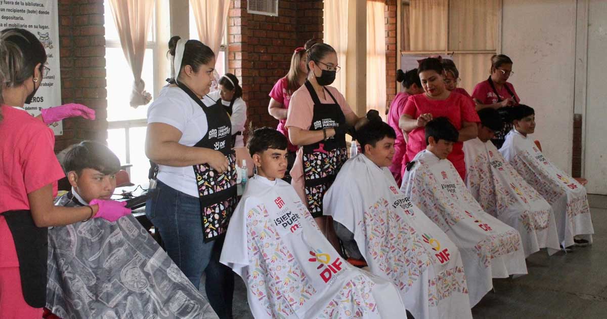 Alumnas de los talleres del DIF Torreón realizando cortes de cabello.