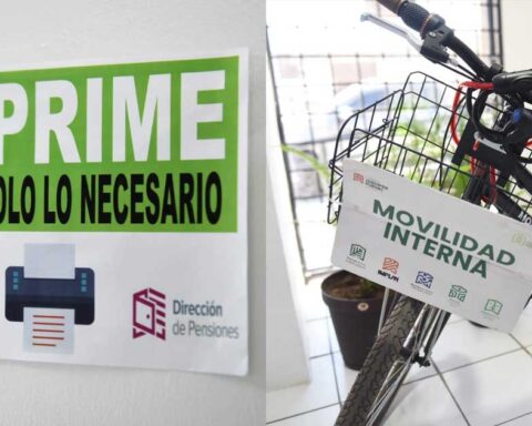 A a izquierda, un letrero que recomienda imprimir menos; a la derecha, una bicicleta para movilidad interna.