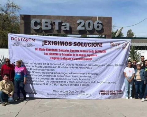 Maestros de la Sección 35 del SNTE en protesta.