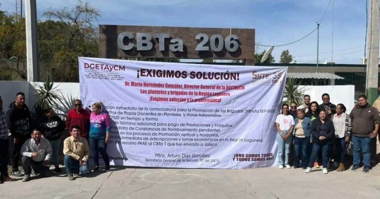 Maestros de la Sección 35 del SNTE en protesta.