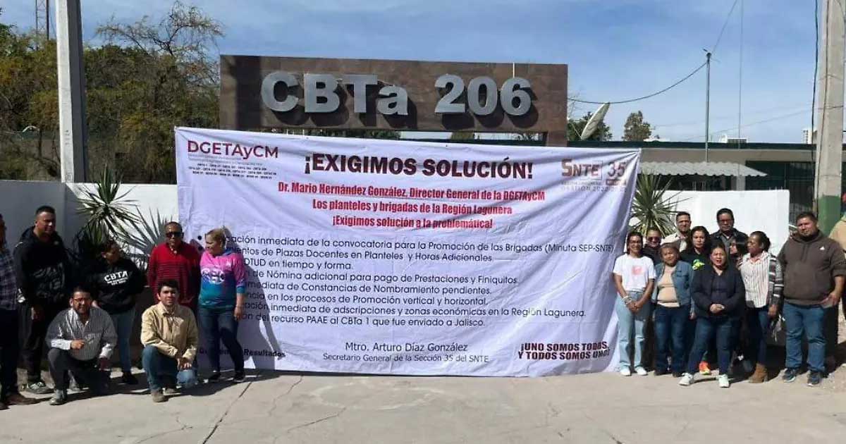 Maestros de la Sección 35 del SNTE en protesta.