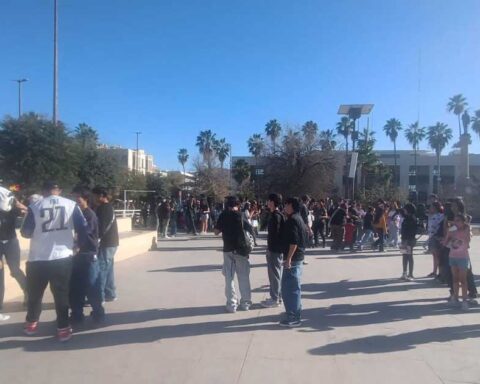 Jóvenes identificados como therians reunidos en la Plaza Mayor de Torreón.