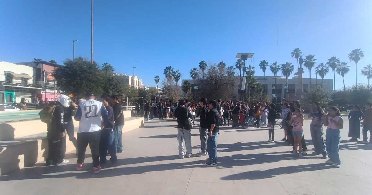 Jóvenes identificados como therians reunidos en la Plaza Mayor de Torreón.