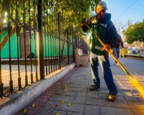 Trabajador de Ramos Arizpe realizando labores de limpieza.