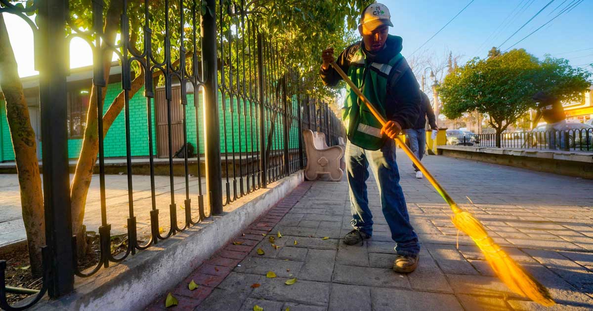 Trabajador de Ramos Arizpe realizando labores de limpieza.