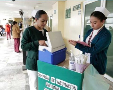 Enfermeras del IMSS en un módulo de vacunación.