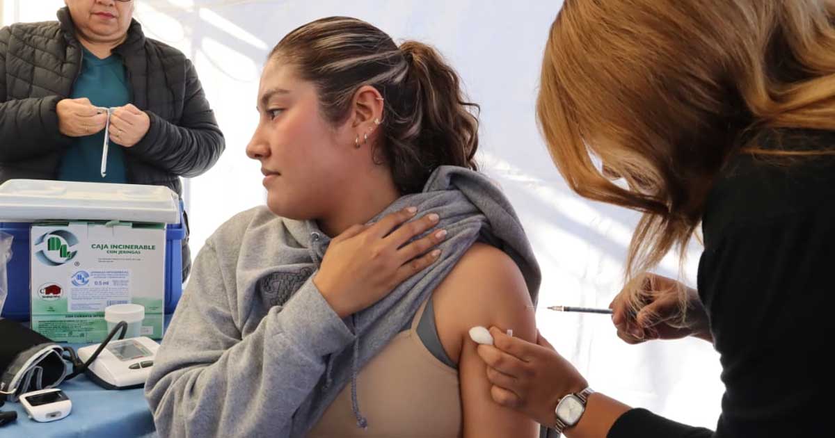 Vacunación a una mujer en Saltillo.