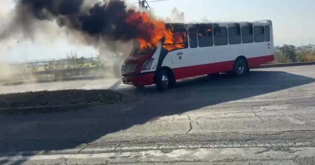 Autobús quemado en Nayarit.
