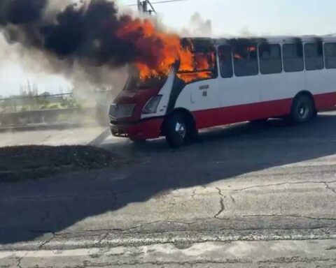 Autobús quemado en Nayarit.