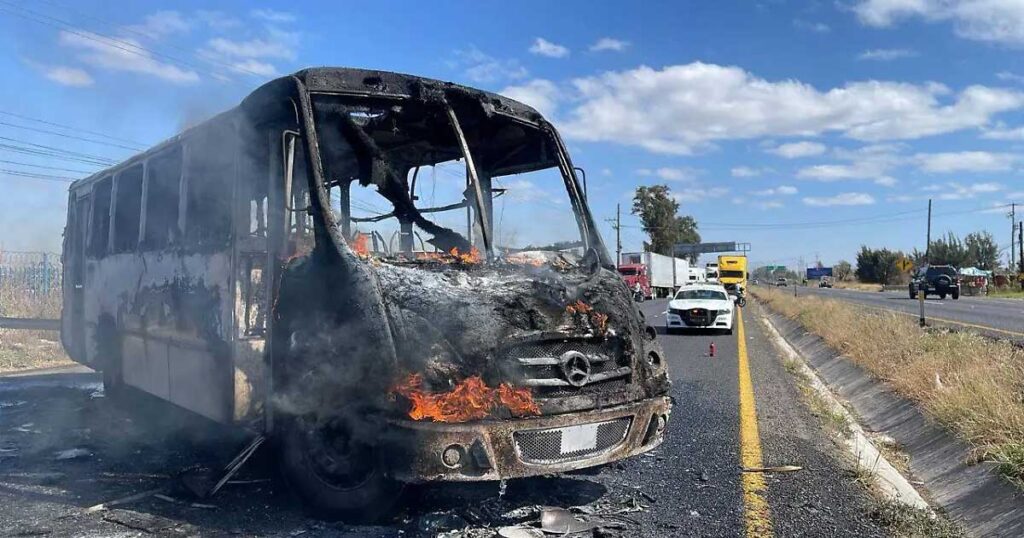 Autobús quemado en Irapuato.