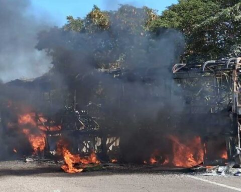 Autobús quemado en Sinaloa.