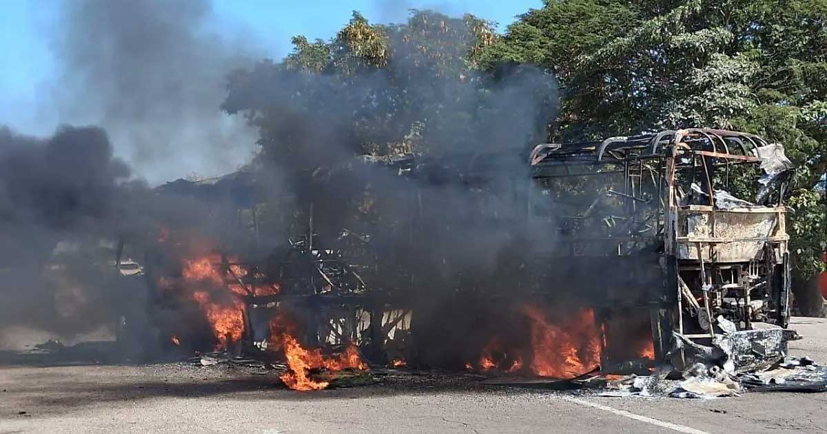 Autobús quemado en Sinaloa.