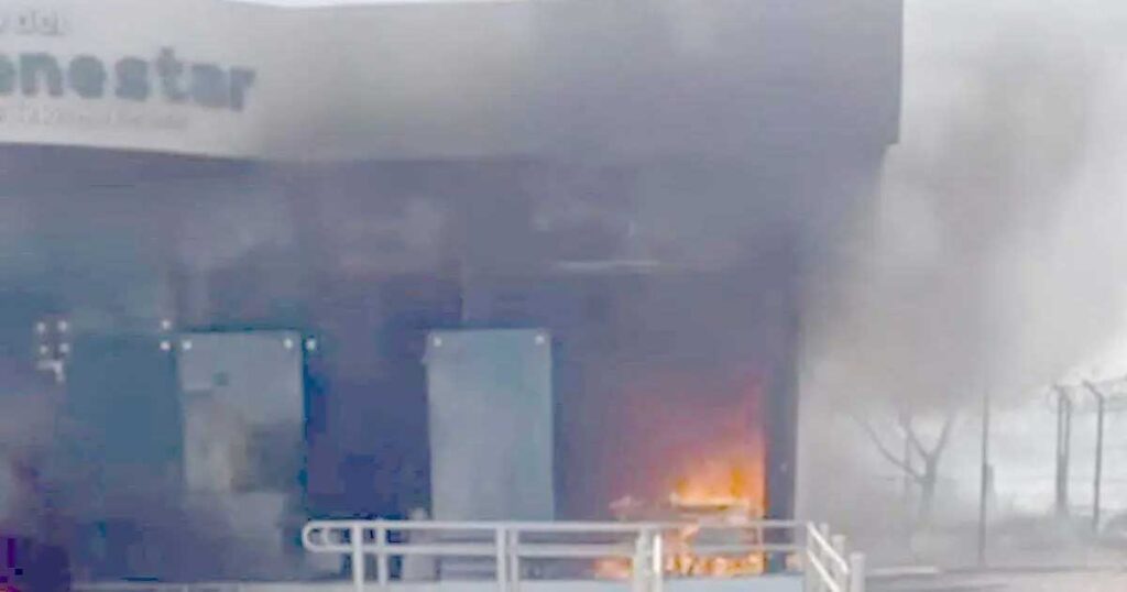 Banco del Bienestar incendiado.