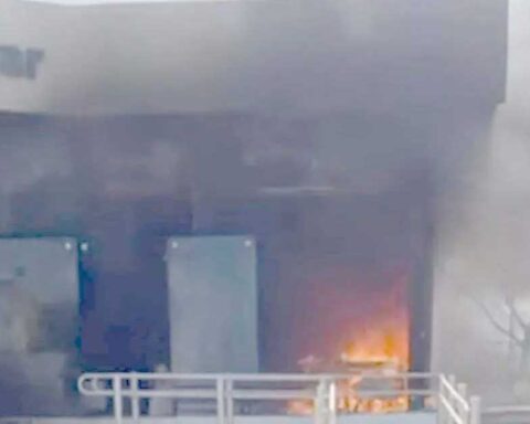 Banco del Bienestar incendiado.