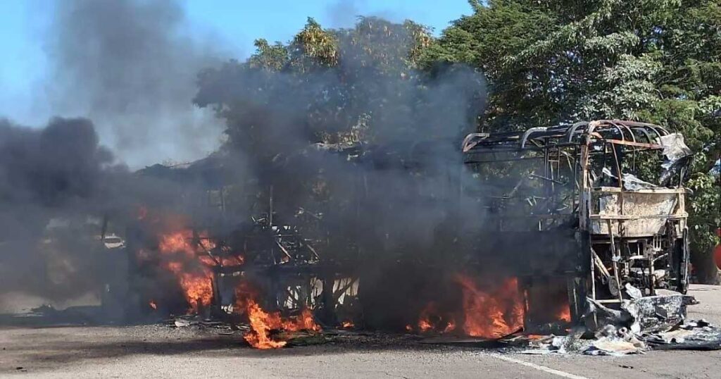 Autobús quemado en Mazatlán.