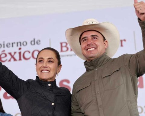 Claudia Sheinbaum, presidenta de México, juinto a Manolo Jiménez, gobernador de Coahuila.
