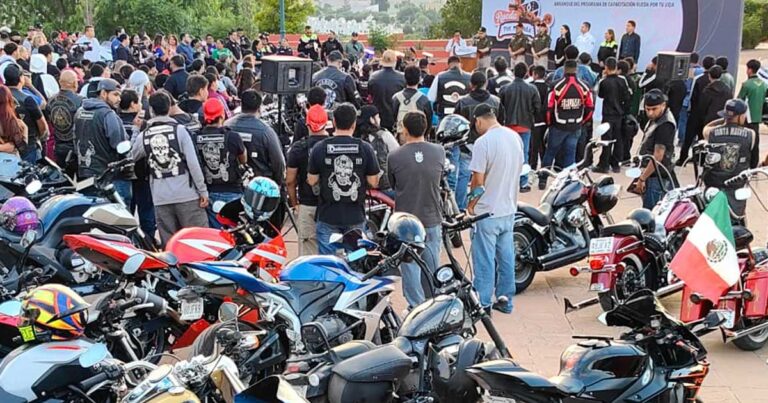 Motociclistas en curso en Saltillo.
