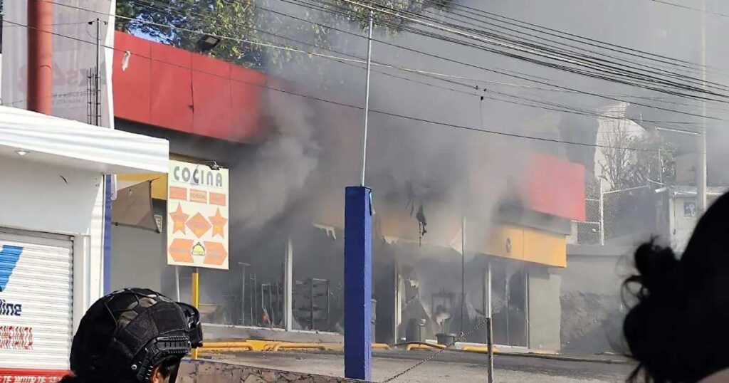 Oxxo incendiado en Guanajuato capital.