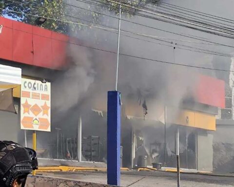 Oxxo incendiado en Guanajuato capital.