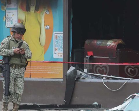 Militar afuera de una tienda OXXO atacada en Puebla.