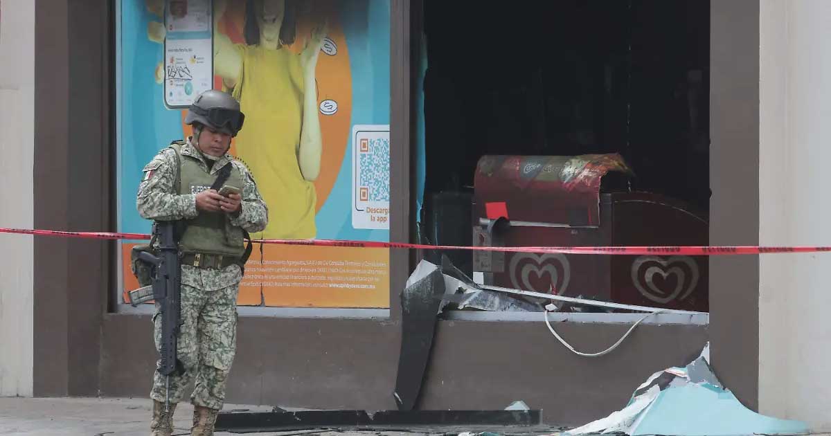 Militar afuera de una tienda OXXO atacada en Puebla.