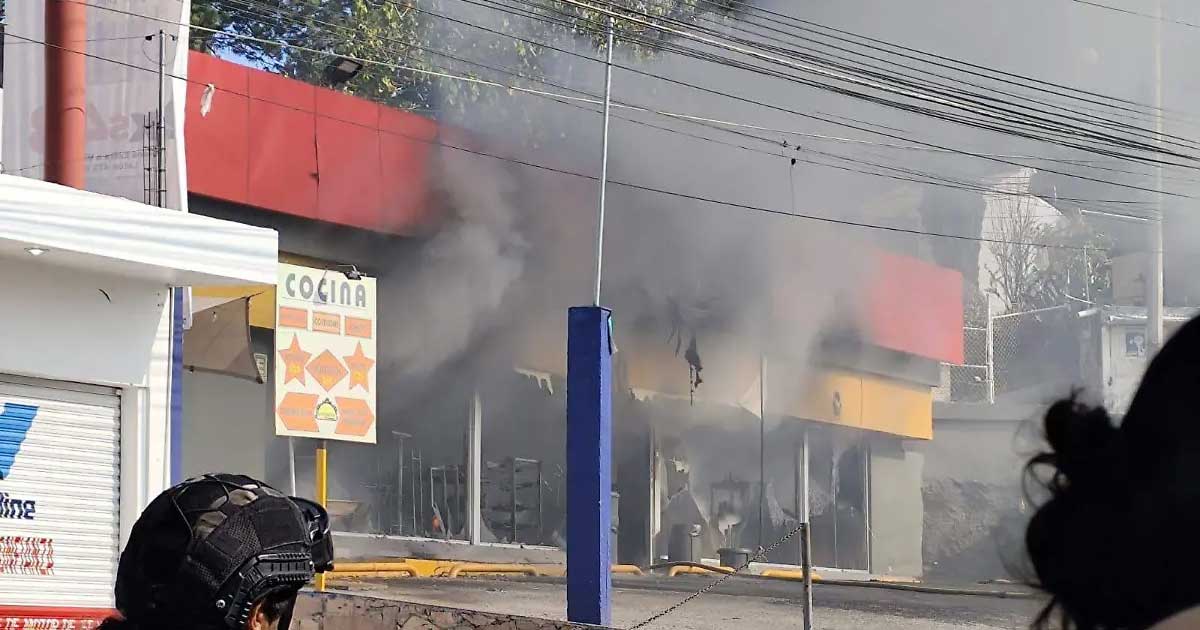 Oxxo incendiado en Guanajuato capital.
