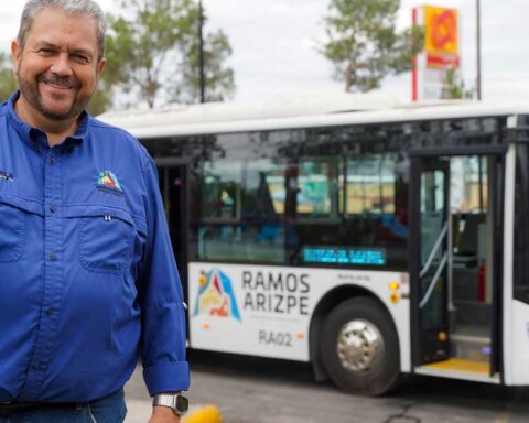Al frente, Alcalde de Ramos Arizpe Tomás Gutiérrez: al fondo, un autobús de la Ruta Estudiantil.