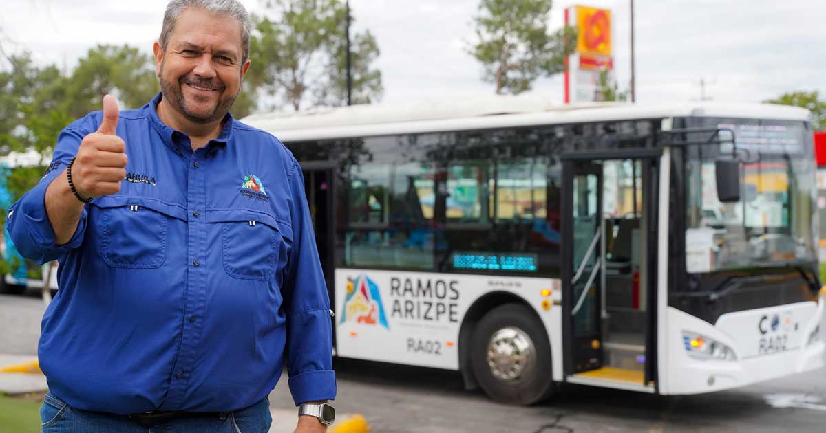Al frente, Alcalde de Ramos Arizpe Tomás Gutiérrez: al fondo, un autobús de la Ruta Estudiantil.