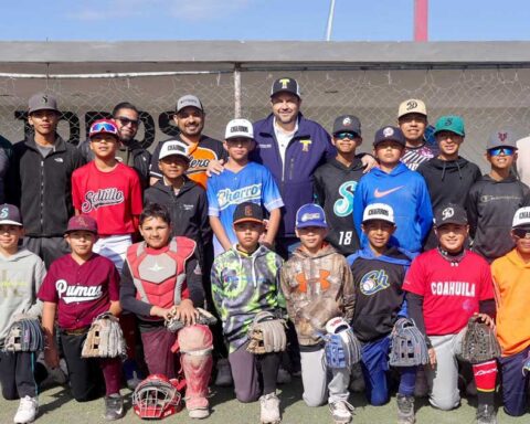 Jóvenes jugadores de beisbol en Ramos Arizpe.