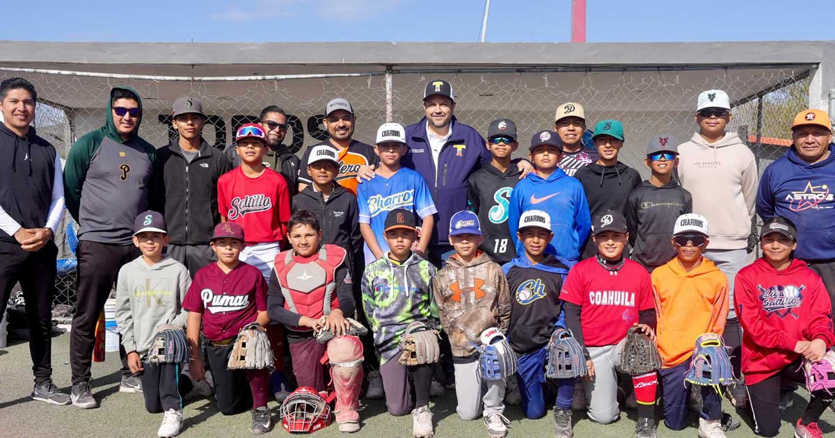Jóvenes jugadores de beisbol en Ramos Arizpe.