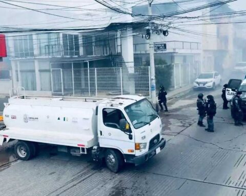 Autobús bloqueando una calle en Chiapas.