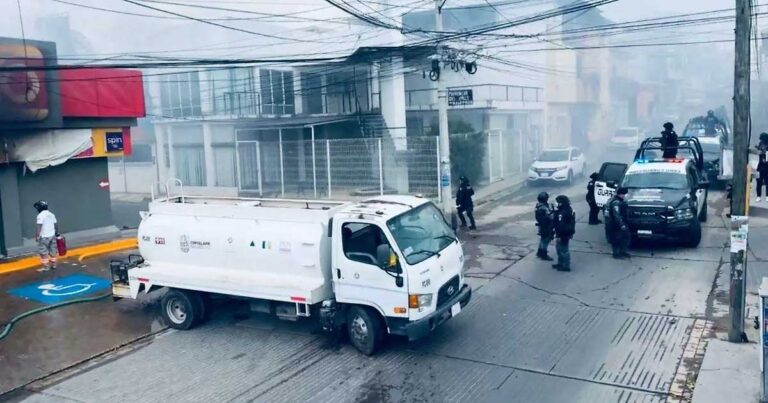 Autobús bloqueando una calle en Chiapas.