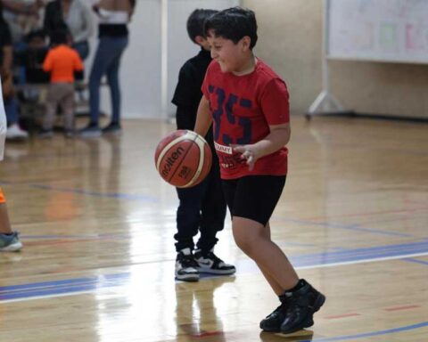 Niños jugando basquetbol en cancha interior de Saltillo.