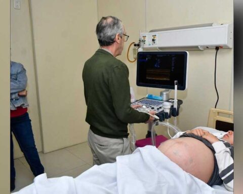 Médico utilizando el Transductor Electroacústico en una mujer embarazada,