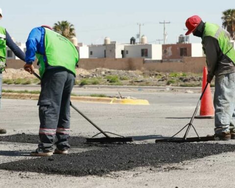 Trabajadores repavimentando calles en Saltillo.
