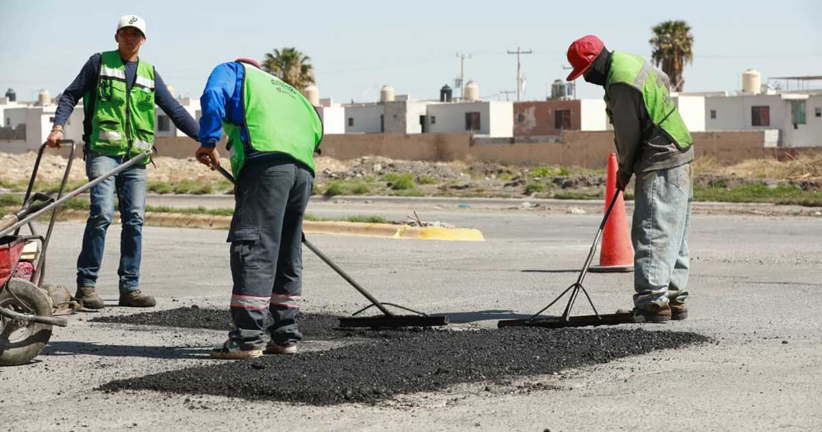 Trabajadores repavimentando calles en Saltillo.