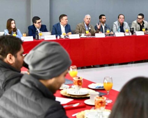 Román Cepeda, alcalde de Torreón, en reunión con el IMPLAN.