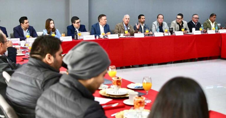 Román Cepeda, alcalde de Torreón, en reunión con el IMPLAN.