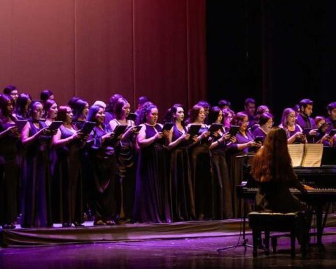 Miembros de la Compañía de Ópera de Saltillo en un teatro.